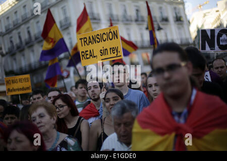 3 juin 2014 - Madrid, Espagne - Manifestants tenant des drapeaux et bannières reivindicative républicaine contre la monarchie espagnole écouter une speecher lors d'une manifestation demandant un référendum sur l'avenir de la monarchie à Madrid, en Espagne, le mardi 3 juin 2014. Le premier ministre Espagnol Mariano Rajoy a tenu une réunion du cabinet d'urgence pour le projet de la procédure légale pour le Roi Juan Carlos d'abdiquer et d'être remplacé par son fils, le Prince Felipe. Le transfert ne peut pas se produire jusqu'à ce que le gouvernement de l'artisanat le mécanisme d'abdication et Felipe est prise du pouvoir. Juan Carlos a dirigé la transition de l'Espagne d Banque D'Images