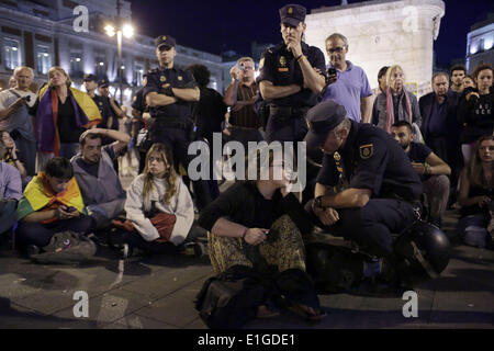 Madrid, Espagne. 3 juin, 2014. La police en émeute entourent et identifier les manifestants exigeant un référendum sur l'avenir de la monarchie à Madrid, en Espagne, le mardi 3 juin 2014. Le premier ministre Espagnol Mariano Rajoy a tenu une réunion du cabinet d'urgence pour le projet de la procédure légale pour le Roi Juan Carlos d'abdiquer et d'être remplacé par son fils, le Prince Felipe. Le transfert ne peut pas se produire jusqu'à ce que le gouvernement de l'artisanat le mécanisme d'abdication et Felipe est prise du pouvoir. Juan Carlos a conduit l'Espagne de la transition de la dictature à la démocratie mais a été frappé par des scandales financiers de l'Espagne au milieu de mel Banque D'Images