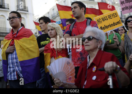 3 juin 2014 - Madrid, Espagne - Manifestants tenant des drapeaux et bannières reivindicative républicaine contre la monarchie espagnole écouter une speecher lors d'une manifestation demandant un référendum sur l'avenir de la monarchie à Madrid, en Espagne, le mardi 3 juin 2014. Le premier ministre Espagnol Mariano Rajoy a tenu une réunion du cabinet d'urgence pour le projet de la procédure légale pour le Roi Juan Carlos d'abdiquer et d'être remplacé par son fils, le Prince Felipe. Le transfert ne peut pas se produire jusqu'à ce que le gouvernement de l'artisanat le mécanisme d'abdication et Felipe est prise du pouvoir. Juan Carlos a dirigé la transition de l'Espagne d Banque D'Images