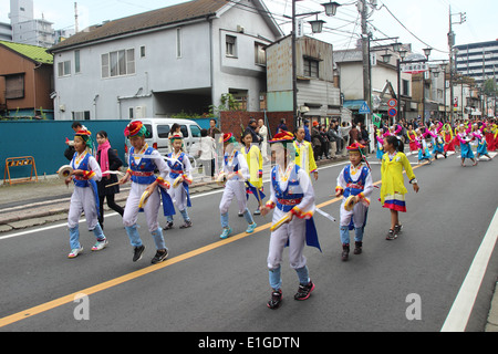 KAWAGOE, Saitama, Japon - 10 Nov 2013 : personnes non identifiées à la commune pour la parade du festival international de l'alimentation Banque D'Images