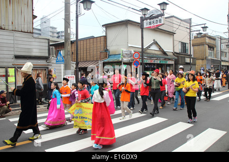 KAWAGOE, Saitama, Japon - 10 Nov 2013 : personnes non identifiées à la commune pour la parade du festival international de l'alimentation Banque D'Images