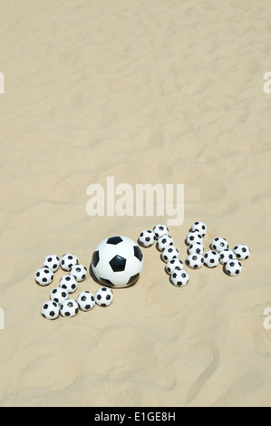 2014 Soccer football avec des ballons de foot sur plage à Rio de Janeiro Brésil Banque D'Images