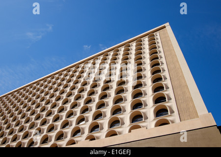 La conception inhabituelle des fenêtres à l'hôtel Renaissance Phoenix Downtown, Phoenix, Arizona, USA. Banque D'Images