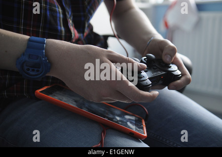 Close up of a Teenage boy jouant un jeu sur ordinateur. Banque D'Images