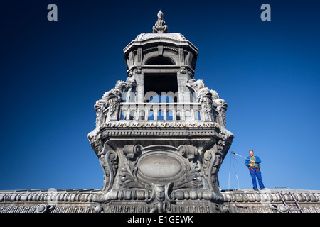 Les couvertures métalliques avec les dauphins stylisés sur le dessus de l'étain et de zinc toit de l'hôtel de ville de Vichy (Allier - Auvergne - France). Banque D'Images