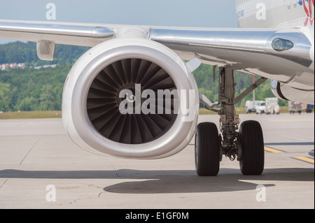 Moteur à réaction d'un Boeing 737 en stationnement à l'aéroport international de Zurich. Banque D'Images