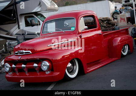 Rouge lumineux vintage Ford F100 de 1950, au Big3 swap meet, au parking du Stade Qualcomm, en mars 2014. Banque D'Images