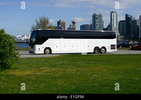 Un tour bus est garé sur une rue au parc Stanley, Vancouver, Colombie-Britannique, Canada. Banque D'Images