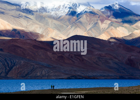 Moment romantique dans des paysages de montagne avec deux personnes sur la rive du Tsomoriri, Rupshu, Changtang, le Ladakh, le Jammu-et-Cachemire, l'Inde Banque D'Images