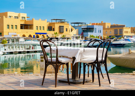 Sidewalk cafe à Abu Tig Marina. El Gouna, Egypte Banque D'Images