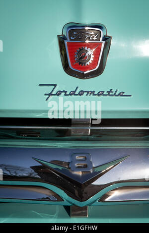 Vintage 1956 Ford F100 d'un insigne, au Big3 swap meet, au parking du Stade Qualcomm, en mars 2014. Banque D'Images