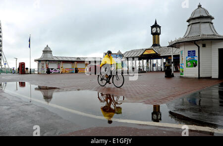 Brighton, Sussex, UK. 4 juin 2014. Il n'est pas Juin flamboyant sur le front de mer de Brighton ce matin que les sombres temps humide continue en Grande-Bretagne avec l'instable à la prévision pour le reste de la semaine Crédit : Simon Dack/Alamy Live News Banque D'Images