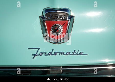 Vintage 1956 Ford F100 d'un insigne, au Big3 swap meet, au parking du Stade Qualcomm, en mars 2014. Banque D'Images