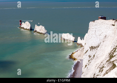 Les aiguilles et la formation de la roche des falaises de craie sur l'île de Wight Angleterre Angleterre Europe Banque D'Images