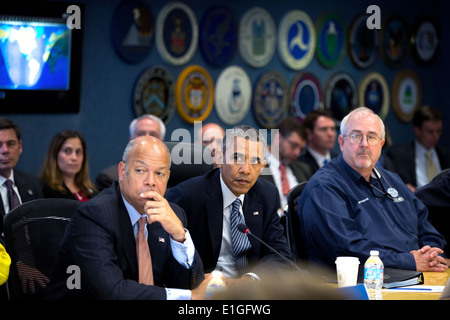 Le président américain Barack Obama participe à un exposé sur la préparation aux ouragans l'Agence fédérale de gestion des urgences avec le secrétaire à la sécurité intérieure, Jeh Johnson et Craig Fugate, administrateur de la FEMA à droite, le 30 mai 2014 à Washington, D.C. Banque D'Images