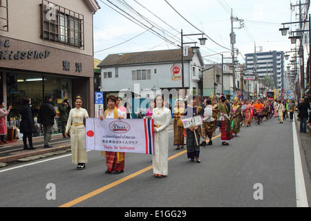 KAWAGOE, Saitama, Japon - 10 Nov 2013 : personnes non identifiées à la commune pour la parade du festival international de l'alimentation Banque D'Images