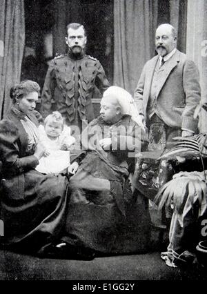 Photographie de la reine Victoria (1819 - 1901) était assis au premier plan aux côtés de Tsarine Alexandra Fiodorovna (1872 - 1918) et le taux de la Grande-Duchesse Olga Nikolaïevna de Russie (1895 - 1918). Dans l'arrière-plan est Albert, Prince de Galles (1841-1910) et le Tsar Nicolas II (1868 - 1918). Datée 1896 Banque D'Images