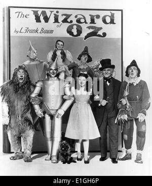 Le Magicien d'Oz une fantaisie musicale américaine 1939 film produit par la Metro-Goldwyn-Mayer, et le plus connu et l'adaptation commerciale basée sur le roman 1900 Le merveilleux Magicien d'Oz de Frank Baum. par L. Le film stars Judy Garland ; Banque D'Images