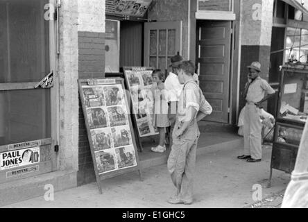 Les enfants à la recherche de posters en face de film, samedi, Steele, New York 1938 Banque D'Images