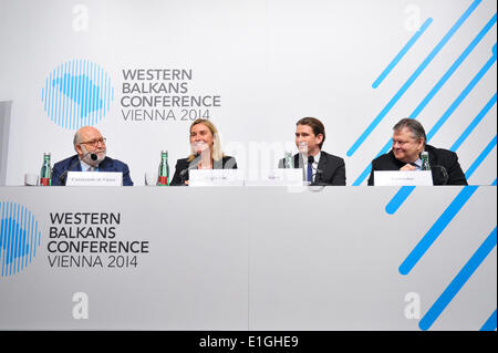 (140604) -- Vienne, le 4 juin 2014 (Xinhua) -- le ministre des Affaires étrangères grec Evangelos(1er, R), Ministre autrichien des Affaires étrangères et de l'intégration Sebastian Kurz (2e, R) et le Ministre des affaires étrangères d'Italie Federica Mogherini (2e, L) assister à la conférence de presse de la réunion annuelle de l'Initiative d'Europe centrale Les ministres des affaires étrangères à Vienne, Autriche, le 3 juin 2014. Le gouvernement autrichien a lancé un appel aux autres pays membres de l'Union européenne à accepter l'Albanie en tant que pays candidat à l'UE avant la fin de juin, le ministre autrichien des Affaires étrangères et de l'intégration Sebastian Kurz sa Banque D'Images