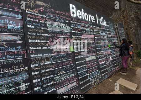 Avant de mourir, blackboard Regents Canal, Londres, Royaume-Uni. Banque D'Images