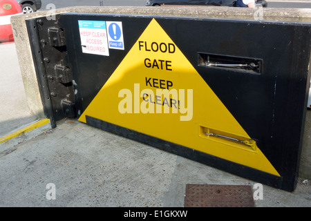 La porte d'inondation à Harwich Ha'penny Pier, Essex, UK Banque D'Images