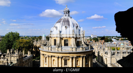 Oxford Radcliffe Camera à partir de l'église de l'Université de Saint Mary Banque D'Images