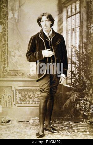 Tirage photographique d'Oscar Wilde (1854 - 1900) poète et écrivain irlandais. Datée 1890 Banque D'Images