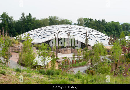 Zurich, Suisse. 4 juin 2014. Vue extérieure de zoo de Zurich's new 'Kaeng Krachan' elephant park. Après 3 ans le temps de construction, le nouveau parc d'éléphants s'ouvre au public et devient nouvelle maison pour sa famille de 6 éléphants. Les 10'000 mètres carrés de paysage artificiel sous un dôme spectaculaire permet aux visiteurs d'observer le troupeau d'éléphants d'Asie presque comme dans leur milieu naturel l'habitat de l'Asie. Crédit : Erik Tham/Alamy Live News Banque D'Images