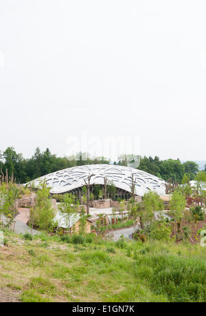 Zurich, Suisse. 4 juin 2014. Vue extérieure de zoo de Zurich's new 'Kaeng Krachan' elephant park. Après 3 ans le temps de construction, le nouveau parc d'éléphants s'ouvre au public et devient nouvelle maison pour sa famille de 6 éléphants. Les 10'000 mètres carrés de paysage artificiel sous un dôme spectaculaire permet aux visiteurs d'observer le troupeau d'éléphants d'Asie presque comme dans leur milieu naturel l'habitat de l'Asie. Crédit : Erik Tham/Alamy Live News Banque D'Images