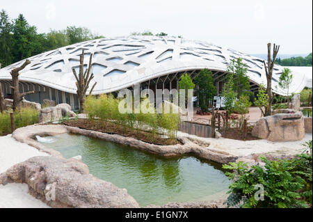 Zurich, Suisse. 4 juin 2014. Vue extérieure de zoo de Zurich's new 'Kaeng Krachan' elephant park. Après 3 ans le temps de construction, le nouveau parc d'éléphants s'ouvre au public et devient nouvelle maison pour sa famille de 6 éléphants. Les 10'000 mètres carrés de paysage artificiel sous un dôme spectaculaire permet aux visiteurs d'observer le troupeau d'éléphants d'Asie presque comme dans leur milieu naturel l'habitat de l'Asie. Crédit : Erik Tham/Alamy Live News Banque D'Images