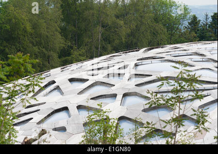 Zurich, Suisse. 4 juin 2014. Vue extérieure de zoo de Zurich's new 'Kaeng Krachan' elephant park. Après 3 ans le temps de construction, le nouveau parc d'éléphants s'ouvre au public et devient nouvelle maison pour sa famille de 6 éléphants. Les 10'000 mètres carrés de paysage artificiel sous un dôme spectaculaire permet aux visiteurs d'observer le troupeau d'éléphants d'Asie presque comme dans leur milieu naturel l'habitat de l'Asie. Crédit : Erik Tham/Alamy Live News Banque D'Images