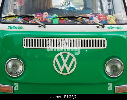 La paix et l'amour des autocollants sur le devant d'un Campervan VW Banque D'Images