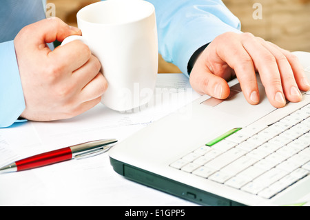 Libre de mains de l'homme d'affaires travaillant avec un ordinateur portable Banque D'Images