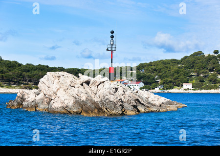 Balise de détresse - signe de danger nautique sur un rocher dans la mer Banque D'Images