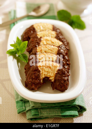 Demi-lunes de chocolat et amandes, Recette disponible. Banque D'Images