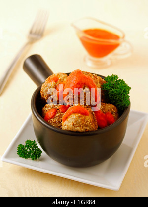 Boulettes de quinoa avec du fromage et des champignons. Recette disponible. Banque D'Images