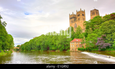 Cathédrale de Durham et le vieux moulin à foulon sur la rivière Wear, County Durham, Angleterre. Banque D'Images