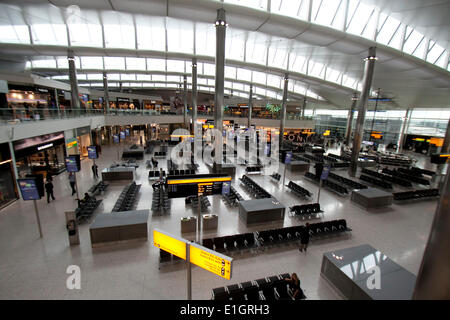 London UK. 4 juin 2014. La salle d'embarquement à l'intérieur du nouveau terminal 2 à Heathrow coûtant 2,5 milliards de GBP a été officiellement ouverte aux passagers à l'atterrissage du premier vol de Chicago-NOUS peu avant 6h00. Le nouveau terminal sera tournant à 10 pour cent de la capacité pour les prochaines semaines car les opérations sont entièrement testés Crédit : amer ghazzal/Alamy Live News Banque D'Images