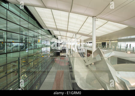 Heathrow Airport Terminal 2, Londres UK. 4 juin 2014. Premiers vols arrivent au nouveau Terminal 2, aujourd'hui appelé l'imprimeur de la borne, près de 60 ans après l'original la borne 2 de l'aéroport ouvert comme le premier terminal de passagers en 1955. La borne 2 est un projet de 2,5 milliards de livres marquant la dernière phase d'un £11 milliards d'investissement du secteur privé la transformation de l'aéroport pour les passagers. Credit : Malcolm Park editorial/Alamy Live News Banque D'Images