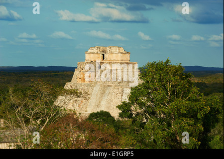 L'état du Yucatan, Mexique, Uxmal, site maya archéologique, patrimoine mondial de l'UNESCO, magiciens Pyramide, Palais du Gouverneur Banque D'Images