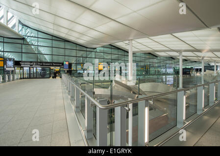 Heathrow Airport Terminal 2, Londres UK. 4 juin 2014. Premiers vols arrivent au nouveau Terminal 2, aujourd'hui appelé l'imprimeur de la borne, près de 60 ans après l'original la borne 2 de l'aéroport ouvert comme le premier terminal de passagers en 1955. La borne 2 est un projet de 2,5 milliards de livres marquant la dernière phase d'un £11 milliards d'investissement du secteur privé la transformation de l'aéroport pour les passagers. Credit : Malcolm Park editorial/Alamy Live News Banque D'Images