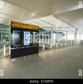 Heathrow Airport Terminal 2, Londres UK. 4 juin 2014. Premiers vols arrivent au nouveau Terminal 2, aujourd'hui appelé l'imprimeur de la borne, près de 60 ans après l'original la borne 2 de l'aéroport ouvert comme le premier terminal de passagers en 1955. La borne 2 est un projet de 2,5 milliards de livres marquant la dernière phase d'un £11 milliards d'investissement du secteur privé la transformation de l'aéroport pour les passagers. Credit : Malcolm Park editorial/Alamy Live News Banque D'Images