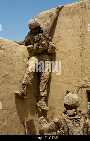 Le Corps des Marines des États-Unis. Ricardo Gomez, un carabinier avec 1ère équipe, 3e Peloton, 1er Bataillon, 5e Régiment de Marines, un régime Banque D'Images