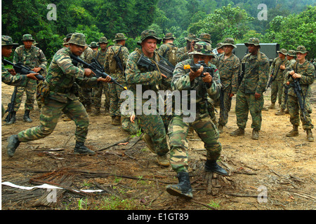 Les Marines américains et Malaysian Army Rangers mener des opérations militaires en territoire urbain au cours de formation de l'eau Coopération Readine Banque D'Images