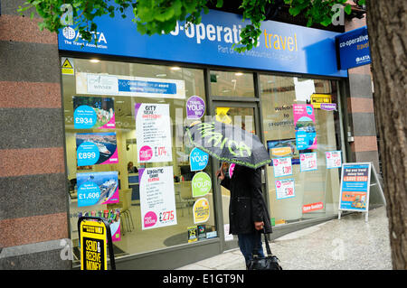 Nottingham, Royaume-Uni. 04 Juin, 2014. Météo Unseasonal est configuré pour continuer avec heavy rain, la majeure partie de la journée.Window Shopping pour certains à l'extérieur par temps chaud Co-operative Travel, Nottingham. Crédit : Ian Francis/Alamy Live News Banque D'Images