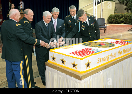 De gauche, le plus vieux soldat américain en poste dans la district militaire de Washington (MDW), le Colonel Arthur Wittich, chef de l'Armée de Sta Banque D'Images