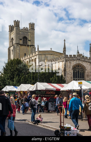 Place du marché animée et Grand St Marys Church Cambridge Banque D'Images