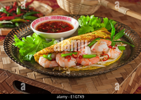 Banh Xeo. Crêpes à la farine de riz vietnamiens avec les crevettes et les fèves germées Banque D'Images
