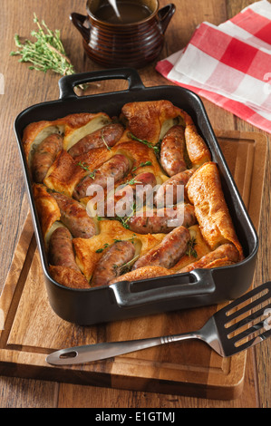 Toad dans le trou. Saucisses cuites dans la pâte. UK Food Banque D'Images
